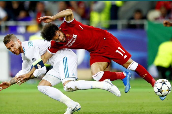 Momen Sergio Ramos menjatuhkan Mohamed Salah pada final Liga Champions 2018-2019.