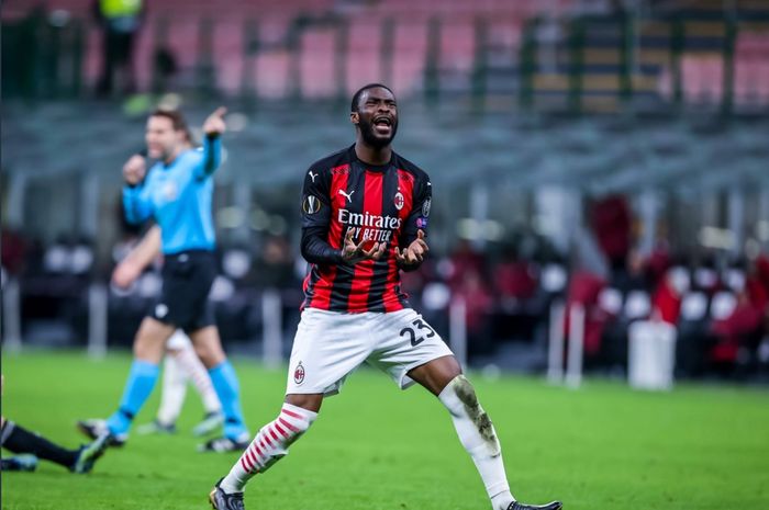 Bek pinjaman Chelsea, Fikayo Tomori tengah membela AC Milan.