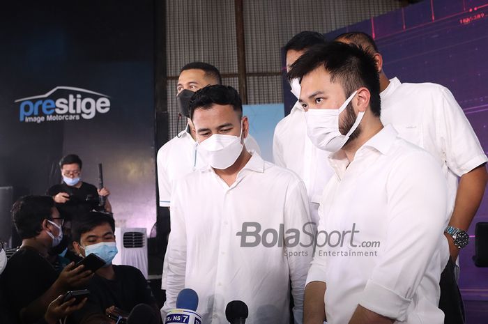 Raffi Ahmad (kiri) dan Rudy Salim (kanan) tengah memberikan keterangan kepada awak media seusai acara akuisisi Cilegon United menjadi Rans Cilegon FC di Pluit Prestige Image Motorcars, Jakarta Utara, 31 Maret 2021.