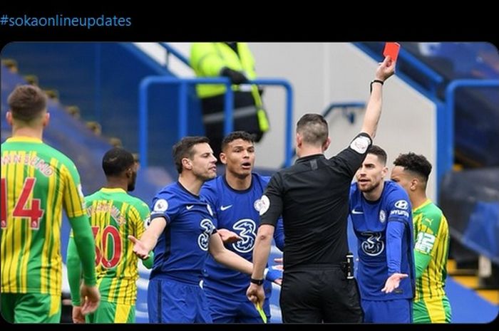 Bek Chelsea, Thiago Silva, dihadiahi kartu merah usai melakukan pelanggaran terhadap pemain West Bromwich Albion, Okay Yokuslu. 