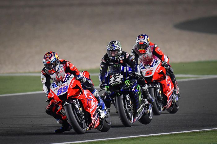 Dari kiri ke kanan, Jorge Martin (Pramac Ducati), Fabio Quartararo (Monster Energy Yamaha), Johann Zarco (Pramac Ducati) bersaing di lintasan balap MotoGP Doha 2021 di Sirkuit Losail, Minggu (4/4/2021).