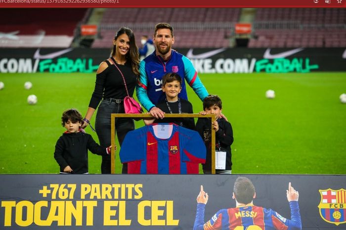 Lionel Messi berpose bersama dengan istrinya, Antonella Roccuzzo, dan ketiga anaknya, Thiago, Ciro, dan Mateo, saat tribute 769 penampilan untuk Barcelona.