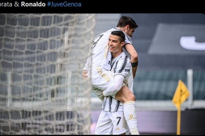 Alvaro Morata peluk Cristiano Ronaldo usai mencetak gol kedua Juventus dalam laga kontra Genoa
