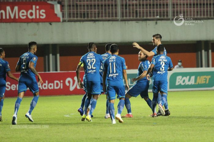 Para pemain Persib Bandung merayakan gol cepat yang dicetak oleh Ezra Walian pada laga kontra Persebaya Surabaya di semifinal Piala Menpora 2021.