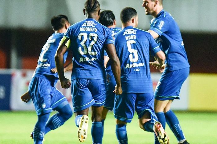 Pemain Persib Bandung merayakan gol yang dicetak oleh Ezra Walian ke gawang Persebaya Surabaya pada perempat final Piala Menpora 2021.