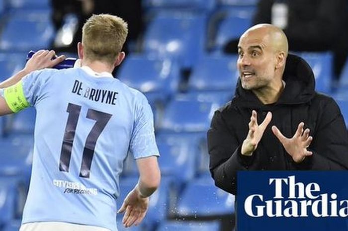 Pelatih Manchester City, Pep Guardiola, memberikan instruksi kepada Kevin De Bruyne.