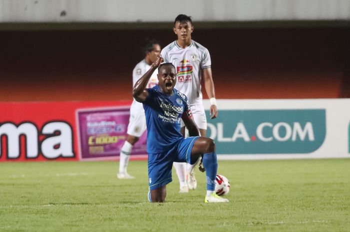 Victor Igbonefo dalam laga Persib Bandung vs PSS Sleman pada leg pertama semifinal Piala Menpora 2021 di Stadion Maguwoharjo, Sleman, Yogyakarta, Jumat (16/4/2021).
