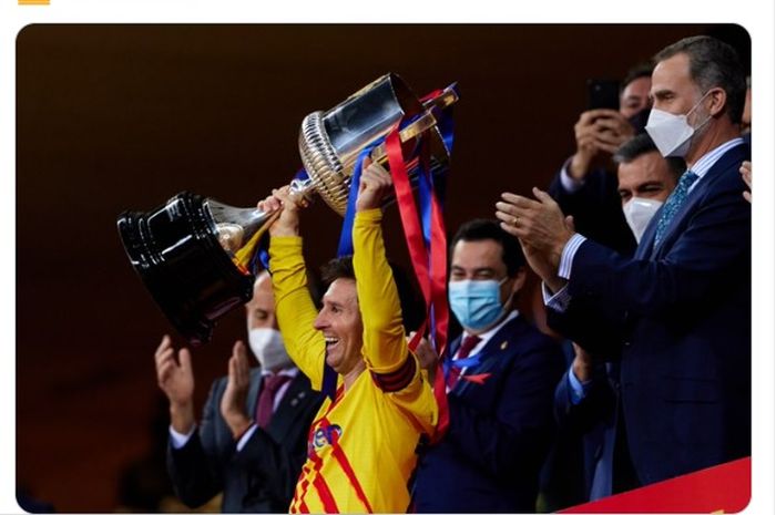 Lionel Messi mengangkat trofi Copa del Rey pertamanya sebagai kapten Barcelona.