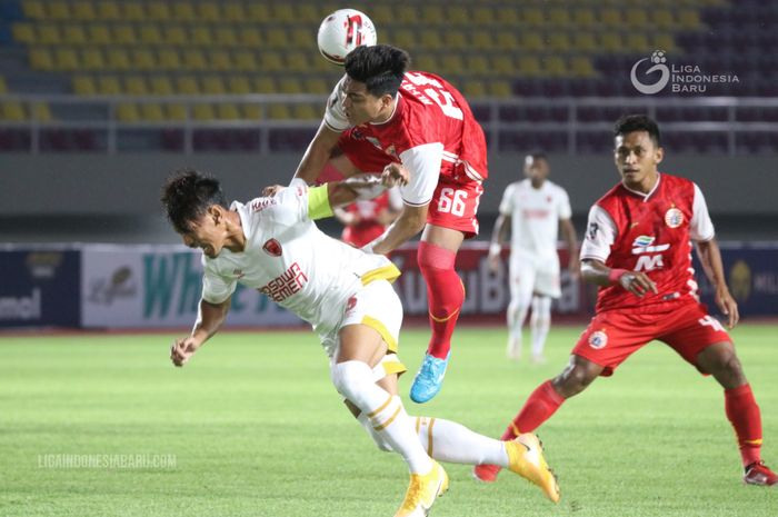 Winger Persija Jakarta, Alfath Fathier, melakukan pelanggaran kepada kapten PSM Makassar Zulkifli Syukur pada leg kedua semifinal Piala Menpora 2021.