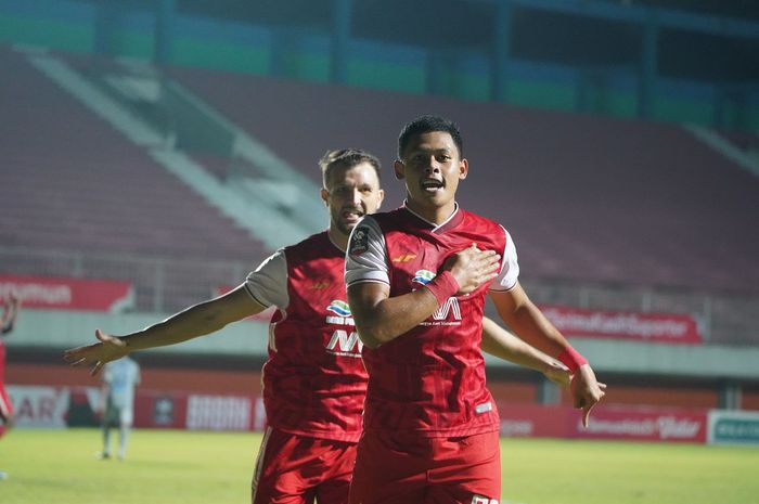 Striker muda Persija Jakarta, Taufik Hidayat melakukan selebrasi usai mencetak gol cepat atas Persib di final Piala Menpora 2021.