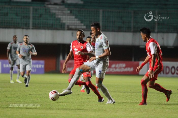 Penyerang Persib Bandung, Wander Luiz, mendapatkan kawalan ketat dari Maman Abdurrahman dan Rohit Chand pada laga kontra Persija Jakarta di leg pertama final Piala Menpora 2021.