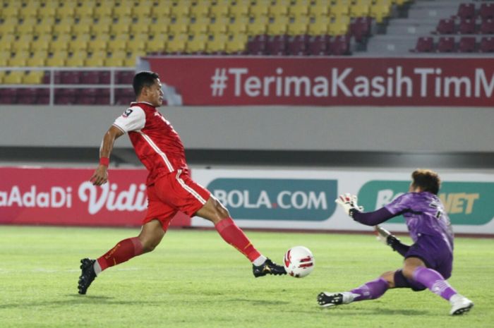 Pemain Persija Jakarta, Taufik Hidayat berhadapan dengan penjaga gawang Persib Bandung, I Made Wirawan di final Piala Menpora 2021 di Stadion Manahan, Surakarta, Jawa Tengah, pada Minggu (25/4/2021).