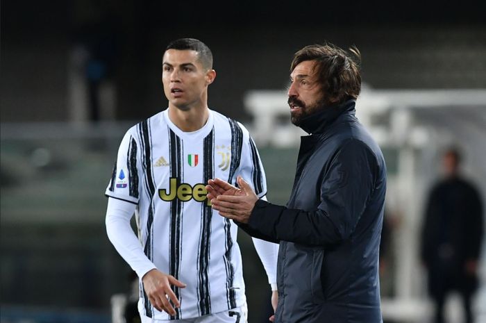 Momen Andrea Pirlo memberikan instruksi kepada para pemain Juventus di samping Cristiano Ronaldo.