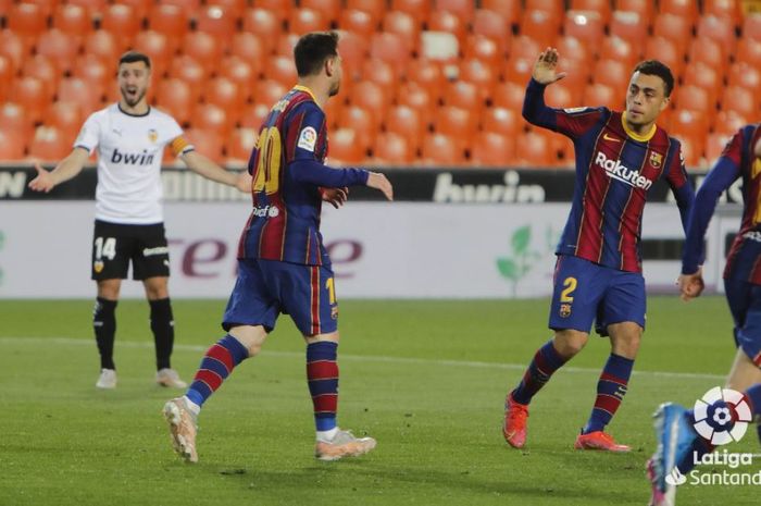 Lionel Messi sukses mencetak gol via tendangan bebas saat melawan Valencia.