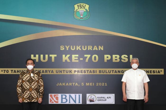 Ketua Umum PP PBSI Agung Firman Sampurna (kiri) dalam acara peluncuran Kapal Api Group sebagai sponsor utama PBSI di pelatnas Cipayung, Jakarta, Rabu (5/5/2021).