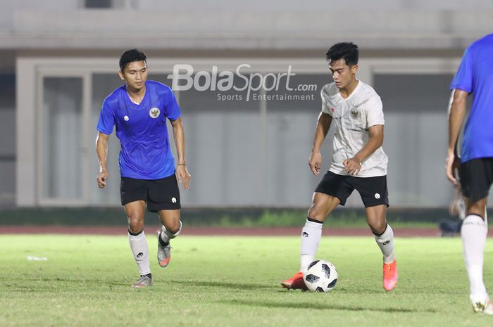 Dendy Sulistyawan (kiri) dan Pratama Arhan (kanan) tengah berlatih dalam pemusatan latihan timnas Indonesia di Stadion Madya, Senayan, Jakarta, 11 Mei 2021.