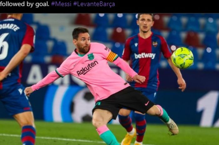Megabintang Barcelona, Lionel Messi, membuka skor timnya dengan tendangan voli dalam laga kontra Levante di Liga Spanyol