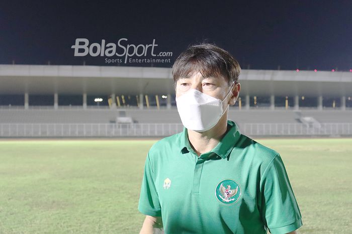 Pelatih timnas Indonesia, Shin Tae-yong, sedang memberikan keterangan kepada awak media di Stadion Madya, Senayan, Jakarta, 11 Mei 2021.