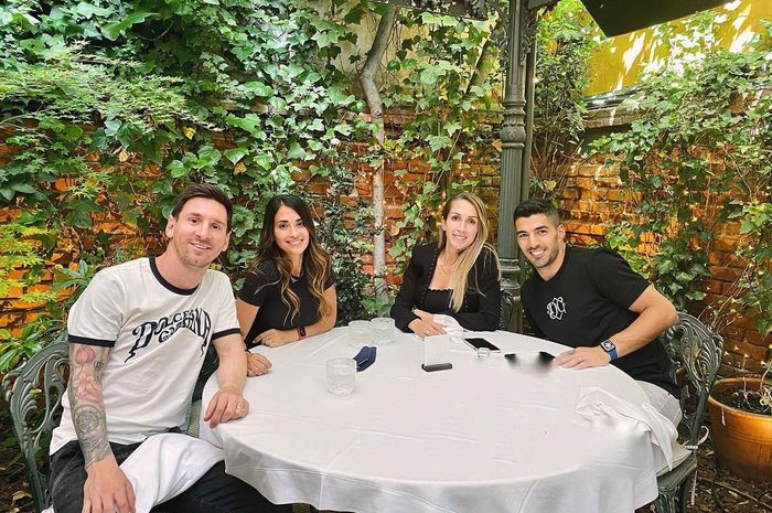 Lionel Messi bersama Antonela Roccuzzo makan siang dengan Luis Suarez dan Sofia Balbi di restoran Italia, Numa Pompilio, Golden Mile, Salamanca, Madrid (18/5/2021).