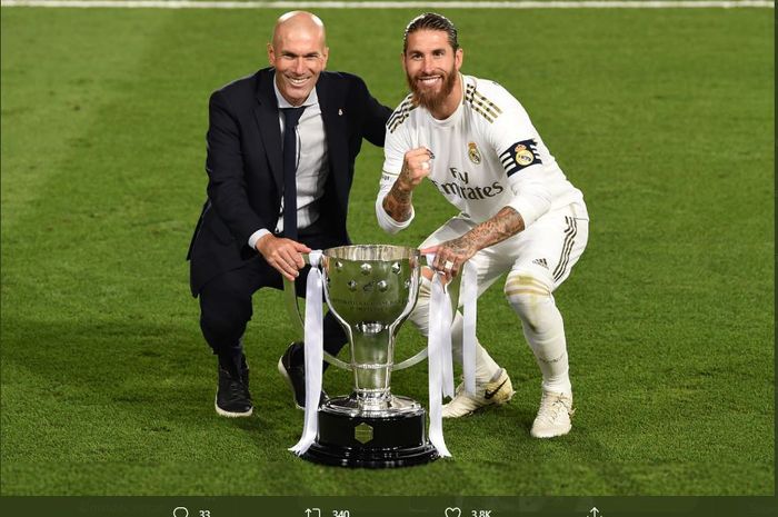 Pelatih Real Madrid, Zinedine Zidane dan sang kapten, Sergio Ramos saat juara Liga Spanyol musim 2019-2020.