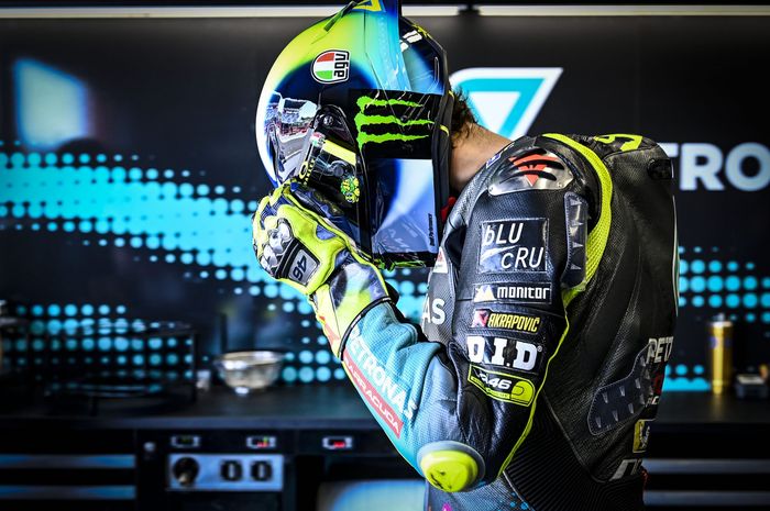 Pembalap Petronas Yamaha SRT, Valentino Rossi, bersiap-siap masuk ke lintasan pada sesi latihan bebas MotoGP Italia di Sirkuit Mugello, Italia, 28 Mei 2021.