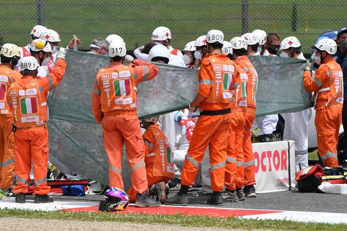 Foto kecelakaan fatal yang menimpa Jason Dupasquier pebalap motor yang berusia 19 tahun saat berlaga di sesi kualifikasi Moto3.