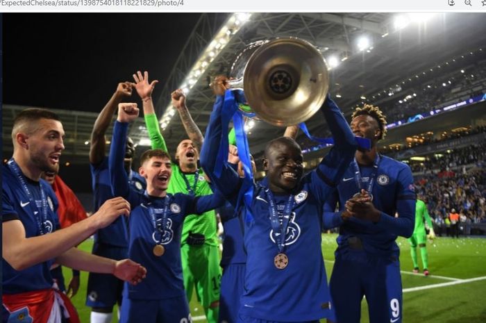 Gelandang Chelsea, N'Golo Kante, saat mengangkat trofi Liga Champions 2020-2021.