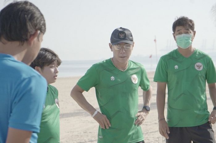 Shin Tae-yong memimpin latihan timnas Indonesia di Dubai, persiapan untuk lanjutan kualifikasi Piala Dunia 2022 zona Asia.