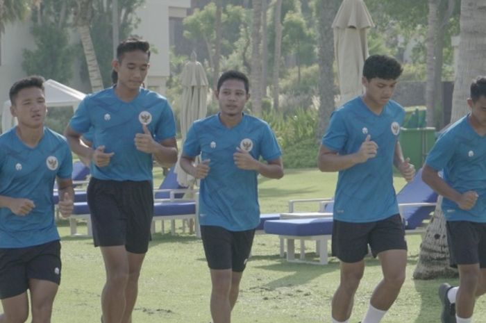 Evan Dimas (tengah) dkk berlatih ringan sebagai persiapan Timnas Indonesia menghadapi Thailand dalam lanjutan Kualifikasi Piala Dunia 2022 di Dubai, UEA.