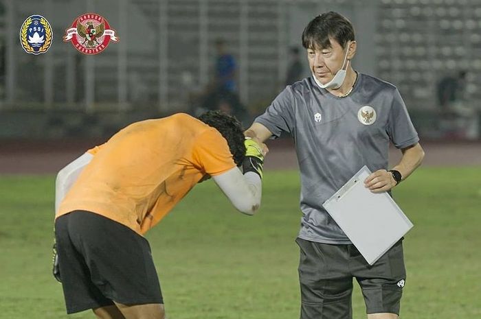 Pelatih timnas Indonesia, Shin Tae-yong, berjabat tangan dengan pemain saat pemusatan latihan jelang Kualifikasi Piala Dunia 2022 Zona Asia.
