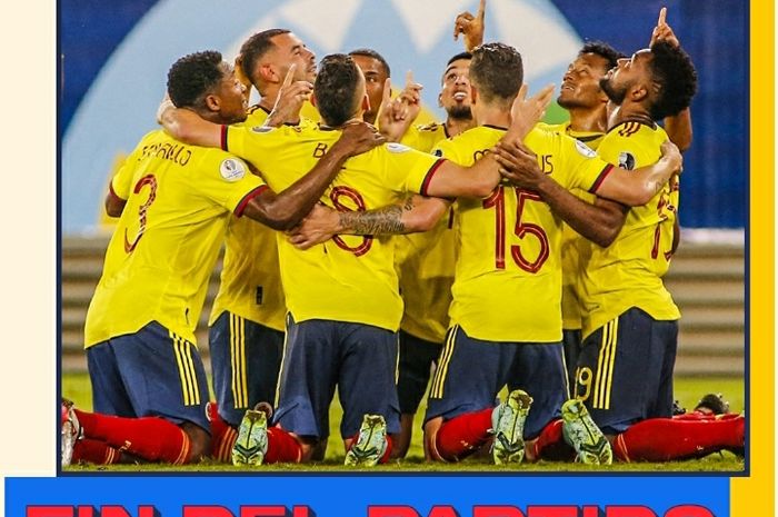 Para pemain timnas Kolombia merayakan gol yang dicetak Edwin Cardona pada laga Copa America 2021 melawan timnas Ekuador di Arena Pantanal, Brasil, pada Minggu (13/6/2021) 