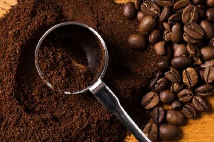 Tabur bubuk kopi ke lantai dan rasakan khasiat luar biasa yang akan terjadi