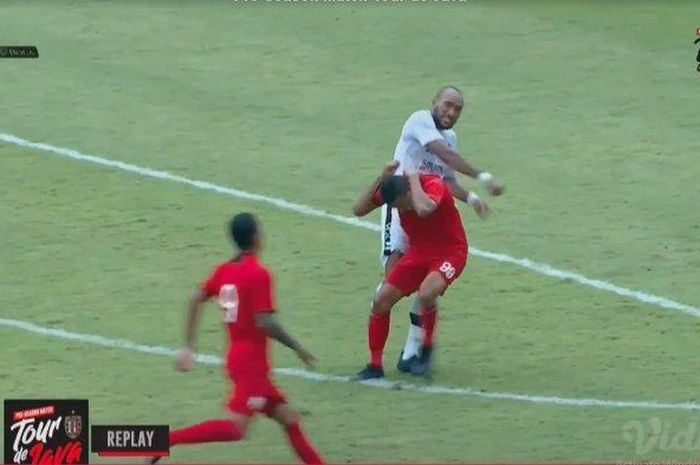 Leonard Tupamahu ketika memukul kepala Delvin Rumbino dalam laga uji coba Persis Solo vs Bali United.