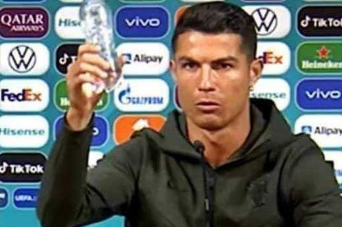 Cristiano Ronaldo geser botol Coca-Cola dan menyarankan lebih banyak minum air putih saat konferensi pers di Euro 2020.