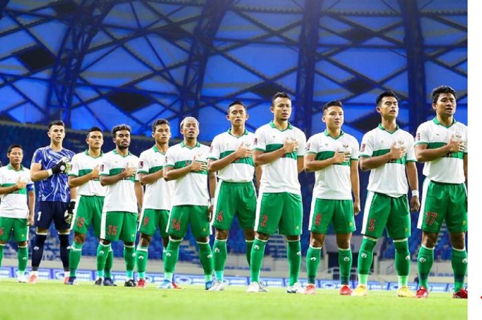 Para pemain Timnas Indonesia menyanyikan lagu Indonesia Raya sebelum tampil dalam Kualifikasi Piala Dunia 2022 di Dubai, Uni Emirat Arab.