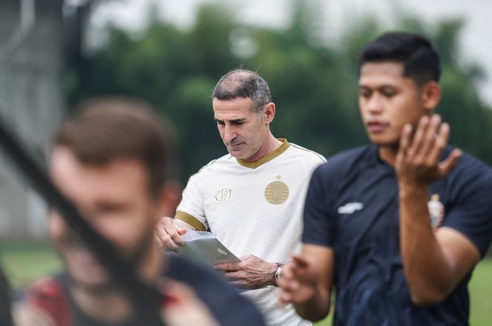 Pelatih baru Persija Jakarta, Angelo Alessio, nampak sudah memimpin latihan skuad Macan Kemayoran pada 18 Juni 2021.