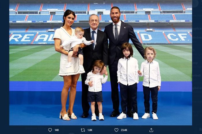 Sergio Ramos berfoto besama Presiden Real Madrid, Florentino Perez, dan istrinya, Pilar Rubio serta keempat anak mereka saat acara perpisahannya.