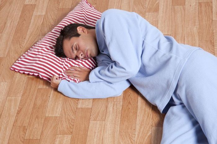 Benarkah Tidur di Lantai Dapat Redakan Sakit Punggung? Begini Penjelasannya!
