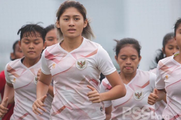 Zahra Muzdalifah (depan) dkk berlatih bersama rekan-rekannya untuk Timnas Indonesia Putri guna menghadapi Kualifikasi Piala Asia Putri 2022.