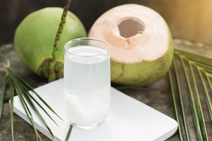 Kita harus menghentikan kebiasaan minum air kelapa apabila tubuh kita sedang dalam kondisi ini.