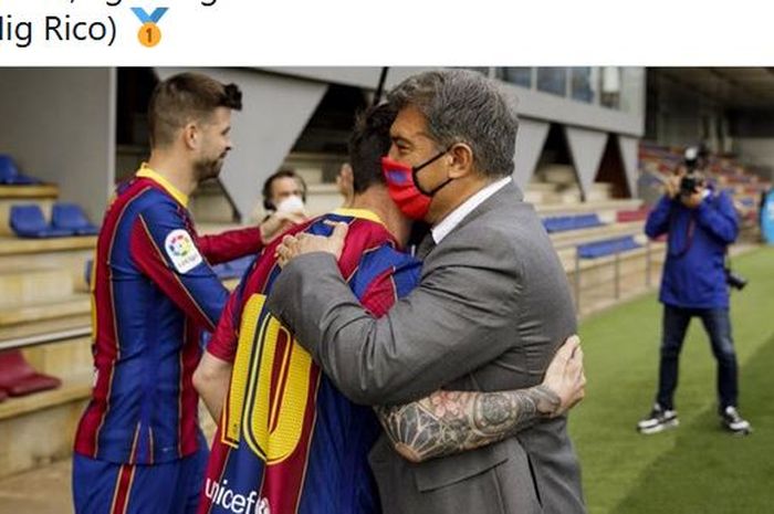 Kapten Barcelona, Lionel Messi, berpelukan dengan Presiden Barca, Joan Laporta.