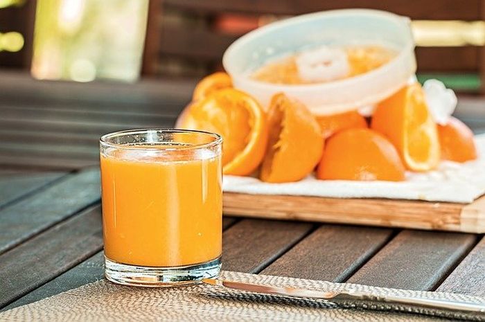 Jus jeruk kaya akan vitamin C yang dapat membantu meningkatkan daya tahan tubuh.