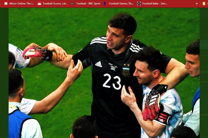 Emiliano Martinez (kiri) dan Lionel Messi (kanan) usai mengantarkan timnas Argentina melaju ke babak final Copa America 2021.