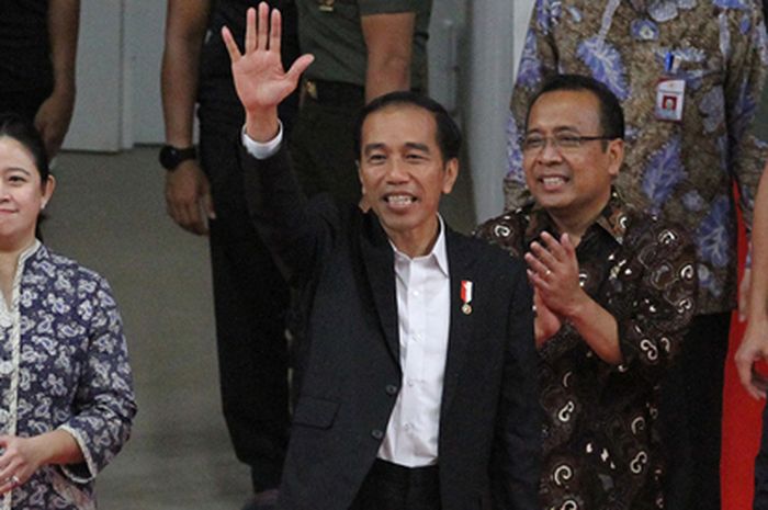 Presiden Republik Indonesia, Joko Widodo saat mengukuhkan dan melepas 28 atlet yang akan bermain di Olimpiade Toko 2020, Kamis (8/7/2021).