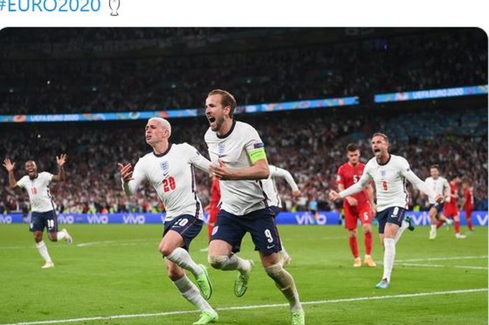 Striker timnas Inggris, Harry Kane, merayakan gol ke gawang timnas Denmark dalam laga semifinal EURO 2020 di Stadion Wembley, Rabu (7/7/2021).