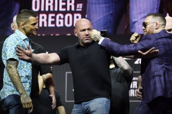 Sesi face-off pertama Dustin Poirier vs Conor McGregor menjelang UFC 264, Kamis (8/7/2021) di Las Vegas.