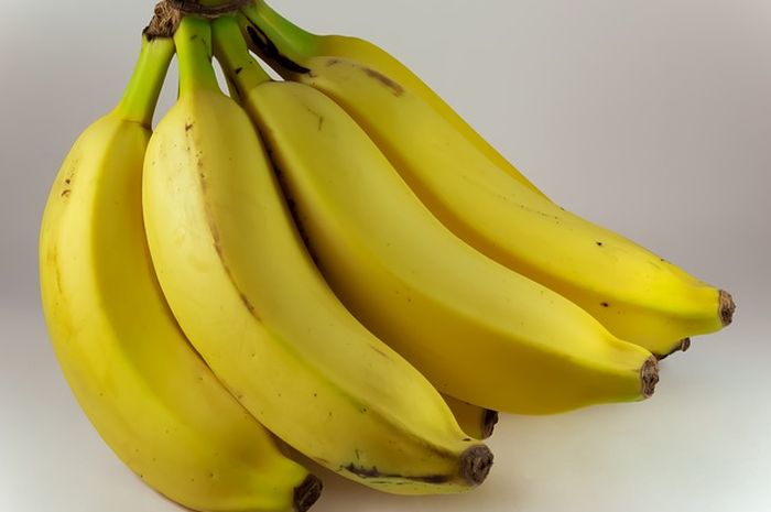 Membeli pisang setengah matang agar enggak cepat busuk.