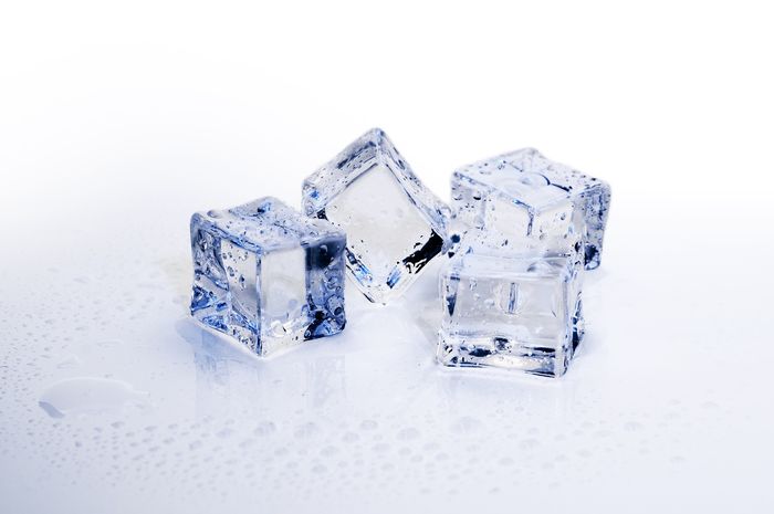 Kompres ruam kulit dengan es batu bisa membantu meredakan rasa gatal dan ruam pada kulit