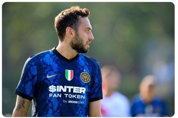 Gelandang Inter Milan, Hakan Calhanoglu, tampil impresif dalam laga uji coba melawan Crotone pada Rabu (28/7/2021) dengan mencetak satu gol serta membidani tiga gol lainnya dalam kemenangan 6-0 Nerazzurri.