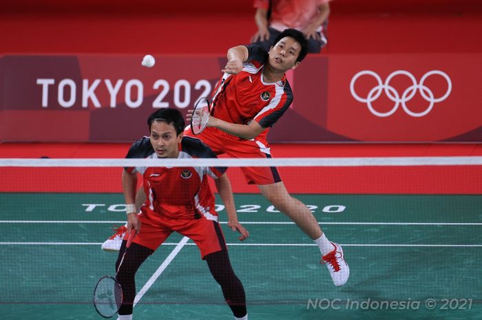 Pasangan ganda putra Indonesia, Mohammad Ahsan/Hendra Setiawan, saat menjalani pertandingan melawan Takeshi Kamura/Keigo Sonoda (Jepang) pada babak perempat final Olimpiade Tokyo 2020 di Musashino Forest Sport Plaza, Tokyo, Jepang, Kamis (29/7/2021).